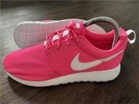NIKE Roshe One Womens Running Trainers, Pink/White - Size 5
