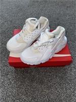 NIKE AIR HUARACHE RUN OLDER YOUTH TRAINERS UK 5.5 EU 38.5 WHITE RRP £80 AI