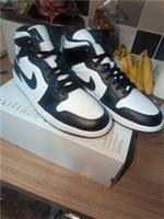 Brand New Nike Air Jordan 1 Mid Trainers UK 9.5 Rrp £170