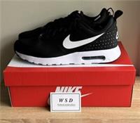 NIKE AIR MAX TAVAS BLACK /WHITE UK 8.5, 705149-009, NEW