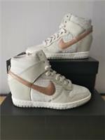 WOMENS NIKE DUNK SKY HI WEDGE SIZE UK 6.5 EUR 40.5 (528899 013) LIGHT BONE/GOLD