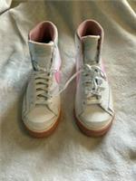 Nike Girls Youth Size UK 5 Junior White & Pink High Top Blazer Mid '77 GS...