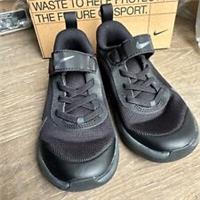 NIKE OMNI MULTI-COURT TRAINERS (PS) BLACK JUNIOR UK10.5 EU27 #JH