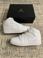 Size 4.5 - Nike Trainers Air Jordan 1 Mid Triple White 554725-130