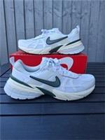 Nike V2K Running White Green Trainers Shoes Unisex Size 9.5 (UK) RRP &pound;110