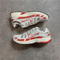 NIKE P-6000 Sail Light Bone/Picante Red UK 8 / EUR 42.5 HV5230-133