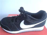 Nike MD Runner 2 (GS) trainers shoes 807316 001 uk 3.5 eu 36 us 4 Y NEW+BOX