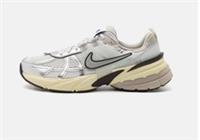 NIKE V2K Run Trainers White & Silver Size Uk 8 New GENUINE RRP &pound;110 #I21