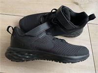 NEW Boys NIKE REVOLUTION FLYEASE Trainers (uk12)