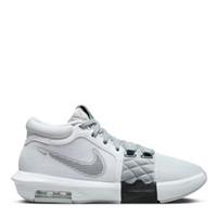 Junior Nike Lebron Witness VIII Basketball Trainers in White / UK3.5 US4