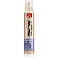 Wella Wellaflex 2 Days Volume styling mousse for abundant volume Vol 4 200 ml