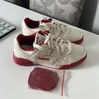 Reebok Workout Plus Chalk Red Trainers Junior Size 3.5