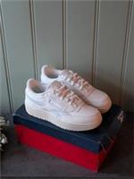 Genuine-Reebok women's/ girls' leather trainers size 3.5( EU 36). Brand new