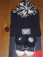 NWT  BABY BOYS  REEBOK  HAT & BOOTIES SET  AGE 0-6 MONTHS