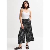 New Look Black Bandana Print Crop Trousers