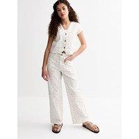 New Look 915 Daisy Co Ord Waistcoat - Cream