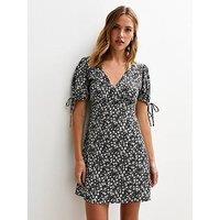 New Look Black Daisy Print V-Neck Mini Dress