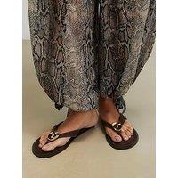 River Island Toe Thong Flat Sandals - Brown