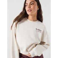 New Balance Women'S Trackside Fleece Crew Neck Sweatshirt - Cream