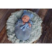 Newborn Photoshoot: Includes Props & 2 Prints