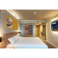 London Heathrow Hotel Stay, 4-Days Parking & Breakfast for 2 - Pizza Dinner & Wine Upgrade!