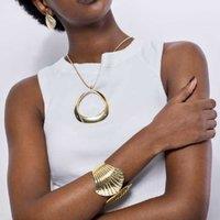 18K Yellow Gold Minimalist Cuff Bracelet - Luxenter Waryo, 65mm, Modern Women's Jewellery