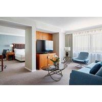 Luxury 4* Portsmouth Marriott Break: Deluxe King Room, Dinner, Breakfast & Prosecco