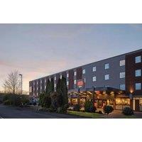Contemporary Airport Hotel Stay with Breakfast & Prosecco Included